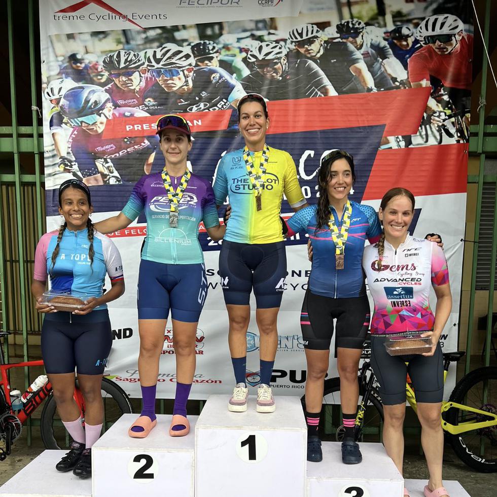 Isis Casalduc (primera desde la derecha) compitió en su primera carrera de ciclismo de ruta de la Federación de Ciclismo de Puerto Rico el pasado fin de semana.