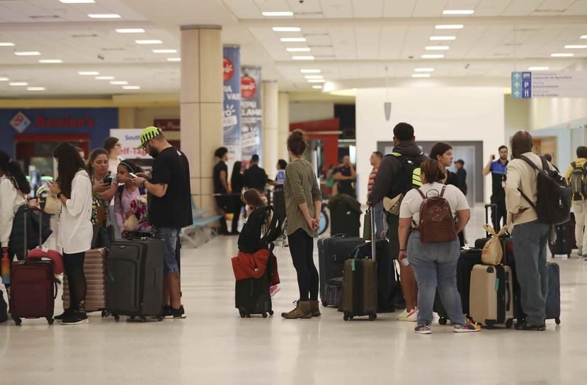 El domingo, las paredes del Aeropuerto Luis Muñoz Marín amanecieron bordeadas de maletas y pasajeros esperando su salida de Puerto Rico.
