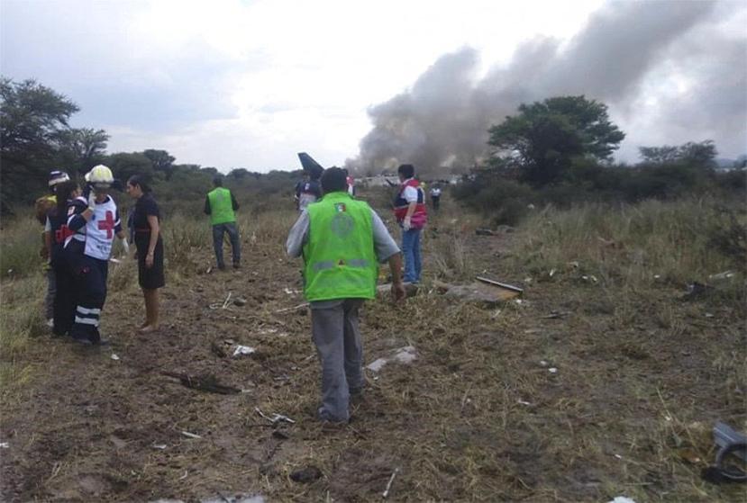 Rescatistas y bomberos trabajan en el lugar donde un avión de Aeroméxico tuvo un accidente en las inmediaciones del aeropuerto del estado mexicano norteño de Durango. (Coordinación de Protección Civil de Durango / via AP)