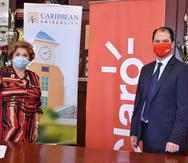 Presidenta de Caribbean University, Ana E. Cucurella,  junto al presidnete de Claro, Enrique Ortiz de Montellano.