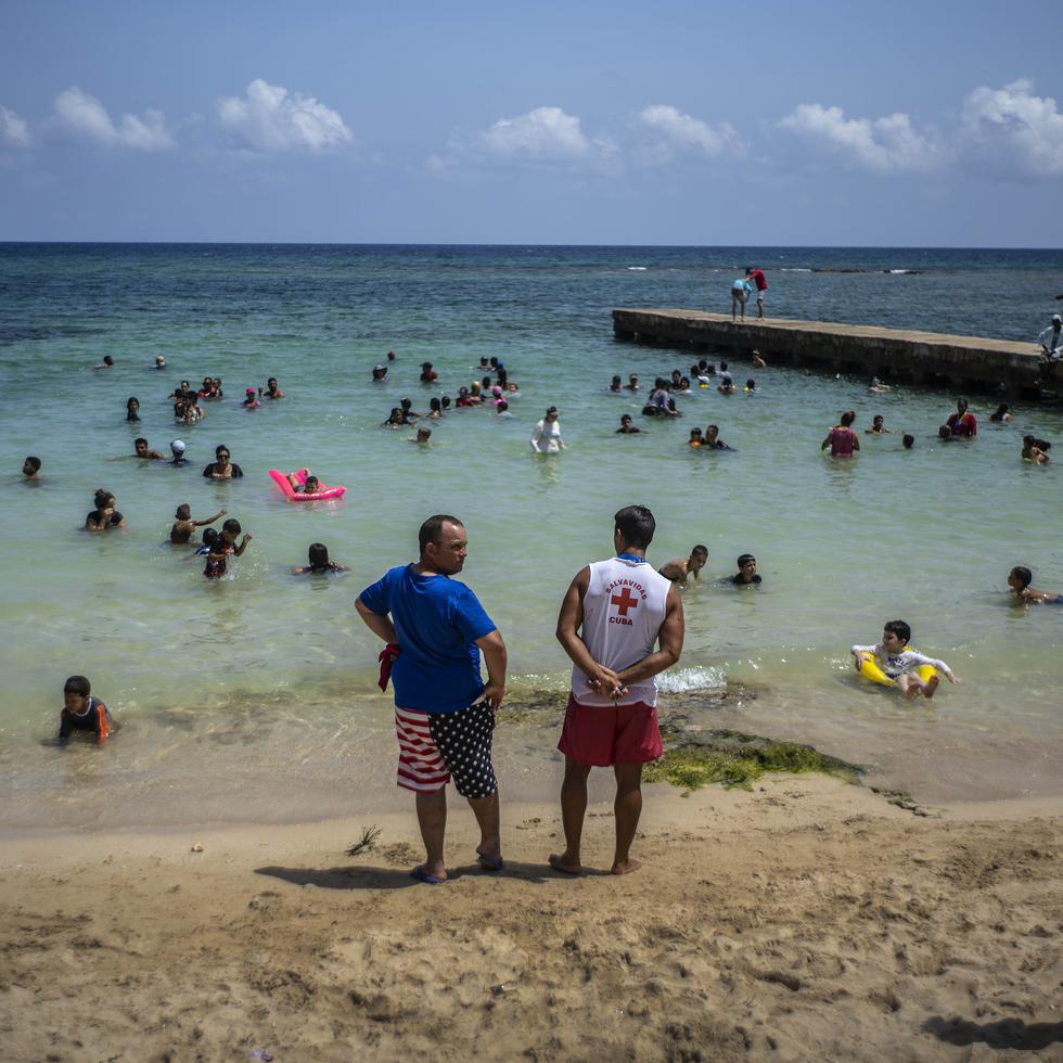 La gente disfruta el día en la Playa del Salado en Caimito, provincia de Artemisa, Cuba.
