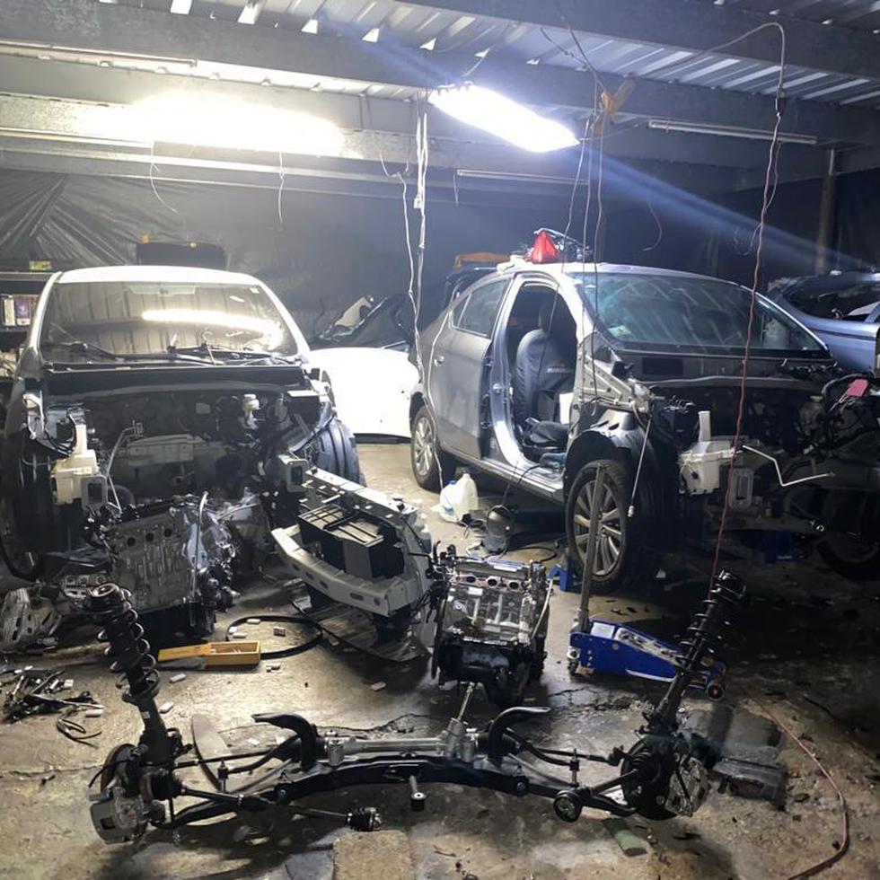 La foto muestra tres de los vehículos que agentes de la División de Vehículos Hurtados de Bayamón encontraron durante el allanamiento del pasado 10 de septiembre.