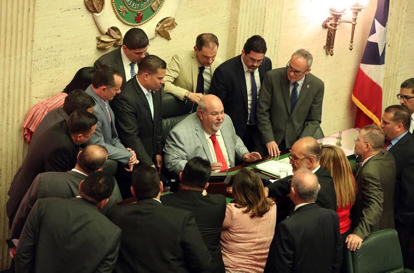 El presidente de la Cámara de Representantes, Carlos "Johnny" Méndez, rodeado por varios legisladores durante una sesión en el hemiciclo cameral. (GFR Media)