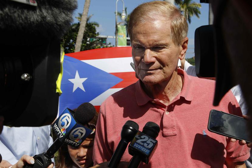 El senador de Florida Bill Nelson habla con reporteros durante un mitin en conmemoración al aniversario del paso del huracán María por Puerto Rico, el 22 de septiembre de 2018. (AP)