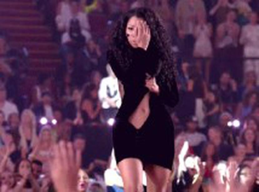 Para aliviar un poco el mal rato, Minaj estuvo agarrando el vestido con sus dos manos durante toda su interpretación. (Captura)