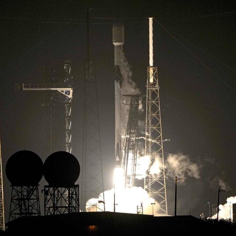 El cohete Falcon 9 de SpaceX, con el satélite de la misión PACE de la NASA a bordo, despegÓ del Complejo de Lanzamiento Espacial 40, en Cabo Cañaveral, Florida.