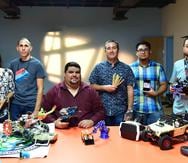 Desde la izquierda: los hacedores Johan Alicea, José Ortiz, Ernesto Díaz, Celso Portela, Luis Jiménez y Edwin Vega. Todos participarán del Caguas Mini Makers Faire que se llevará a cabo este sábado.