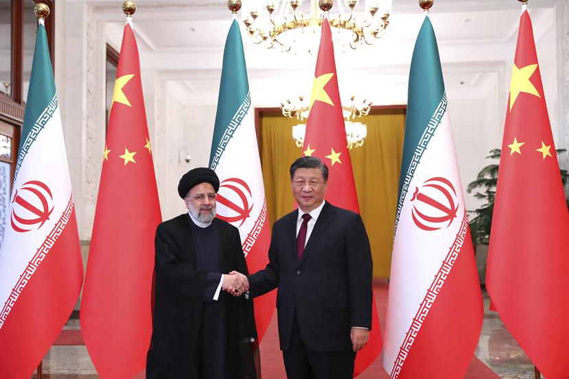 El presidente Ebrahim Raisi, izquierda, saluda a su homólogo chino Xi Jinping en una ceremonia oficial de bienvenida en Beijing, el martes 14 de febrero de 2023.