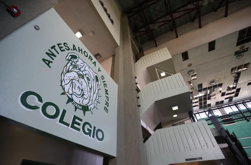 El rector del Recinto Universitario de Mayagüez, Agustín Rullán, dejó en suspenso el inicio de las labores administrativas y académicas en el recinto. (GFR Media)