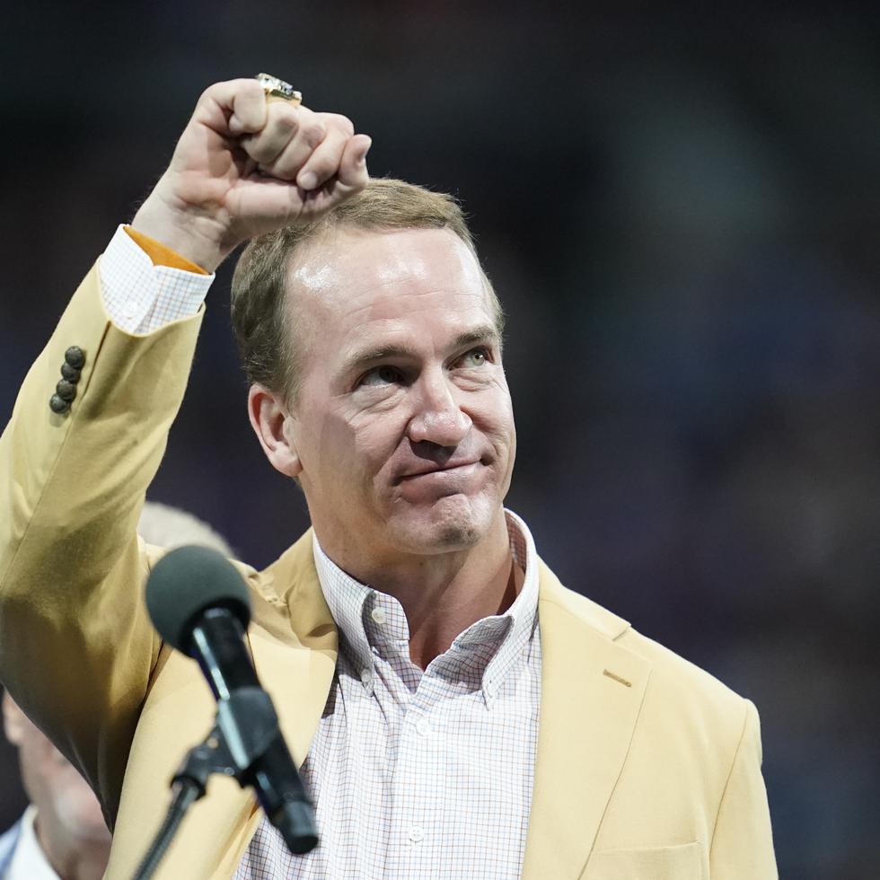 Peyton Manning muestra su anillo del Salón de la Fama de la NFL durante un partido en Indianápolis el pasado 19 de septiembre.