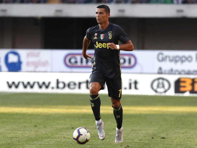 El portugués Cristiano Ronaldo, de la Juventus, controla el balón durante un duelo de la Serie A ante el Chievo Verona en el Estadio Bentegodi, de Verona, Italia, realizado el pasado sábado. (AP)