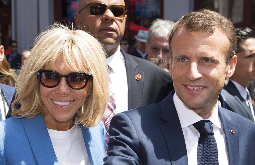 El presidente francés Emmanuel Macron, junto a su esposa Brigitte. (AP)