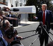 El presidente Donald Trump habla con los reporteros en el Jardín Sur de la Casa Blanca antes de partir para su club de golf Bedminster, N.J., el viernes 5 de julio de 2019, en Washington. (AP / Evan Vucci)