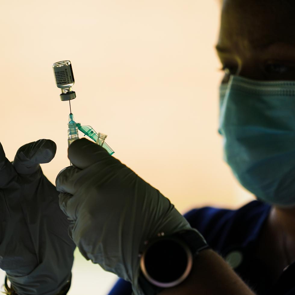 Una enfermera prepara una vacuna contra COVID-19 de Pfizer, en Reading, Pensilvania.