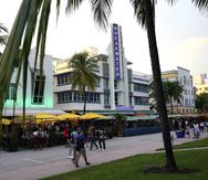 Personas caminan por Ocean Drive, en Miami Beach.