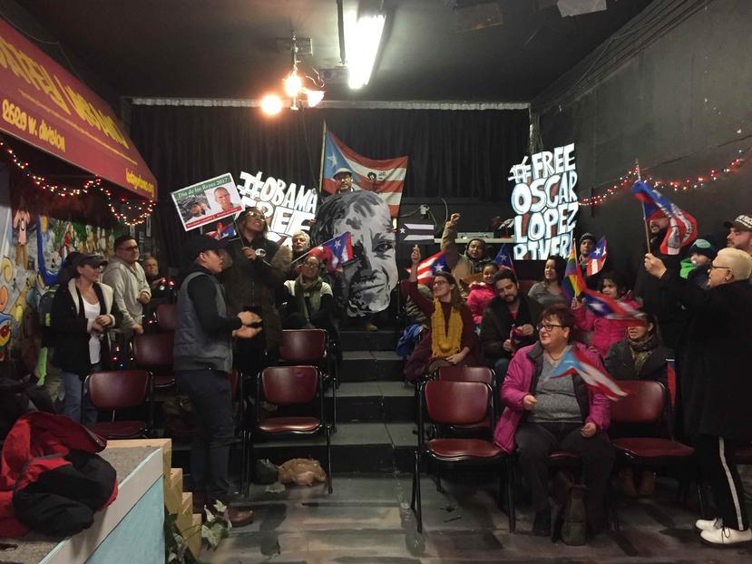 Boricuas en Chicago celebraron ayer el anuncio de la próxima liberación de Oscar López. (Especial GFR/Daniel Delgado)