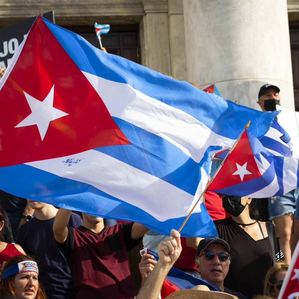 Decenas de cubanos residentes en Puerto Rico se manifestaron hoy frente a las escalinatas del Capitolio en solidaridad con sus compatriotas que salieron a manifestarse. Junto a ellos hubo puertorriqueños, venezolanos y colombianos.