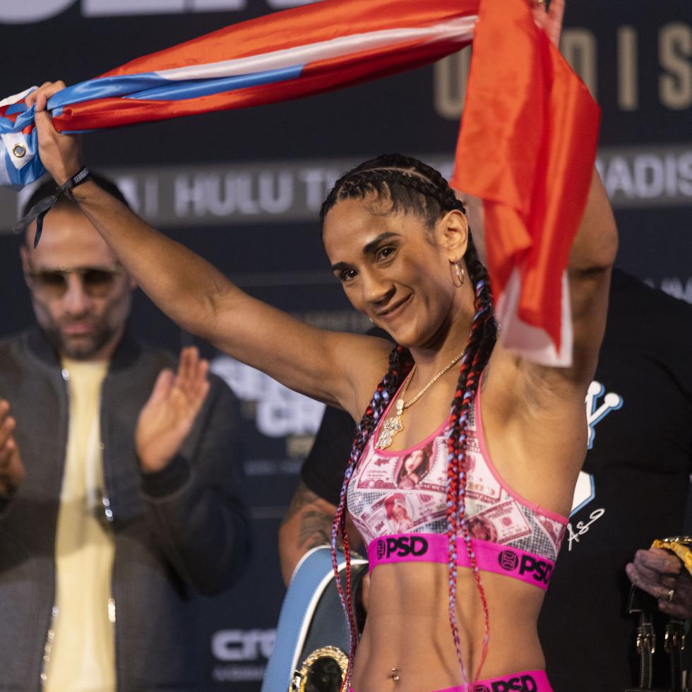 Amanda Serrano se convirtió en la primera boxeadora puertorriqueña -hombre o mujer- en proclamarse campeona unificada de un peso con su victoria ante la mexicana Erika Cruz en febrero de 2023.