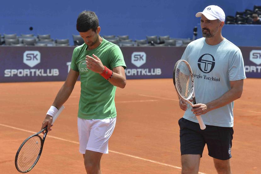 A la izquierda el tenista serbio Novak Djokovic y su entrenador Goran Ivanisevic. (AP)