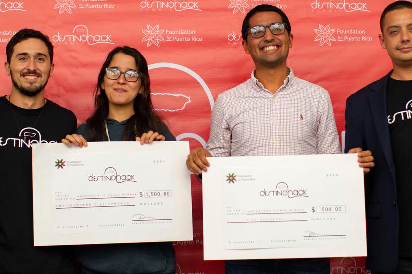 Rocío García y Bryan Collazo, al centro, fueron los ganadores del primer lugar del hackatón, tras desarrollar la aplicación Itinerus.
