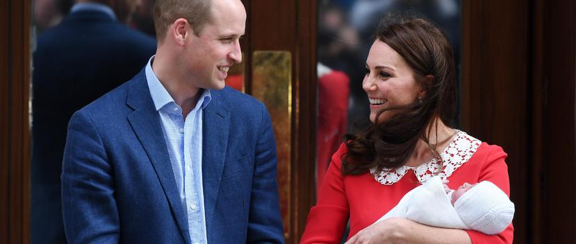 Kate Middleton presenta a su tercer hijo junto a su esposo, el príncipe William, en las afueras del hospital St Mary's, en Londres. (Foto: EFE)