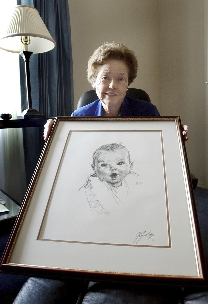 Ann Taylor Cook, posa en su casa de Tampa, Florida, la tarde del miércoles 4 de febrero de 2004, con una copia de su foto que se utiliza en todos los productos de comida para bebés de Gerber.