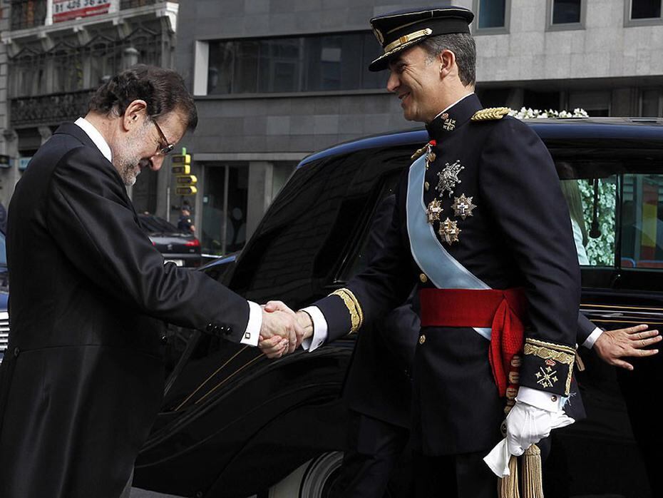 El Rey Felipe VI fue recibido por el presidente del Gobierno, Mariano Rajoy (i), a su llegada al Congreso de los Diputados para su proclamación como Rey de España por las Cortes Generales. EFE