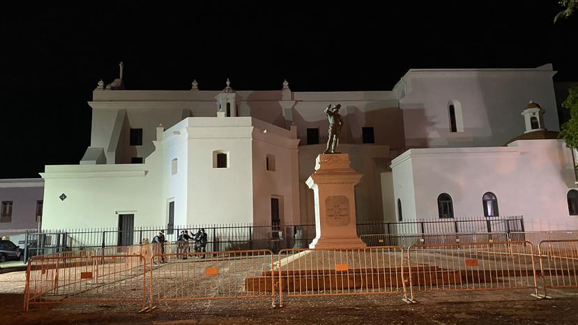 La estatua de Juan Ponce de León amaneció el martes con una cerca y custodiada por oficiales.