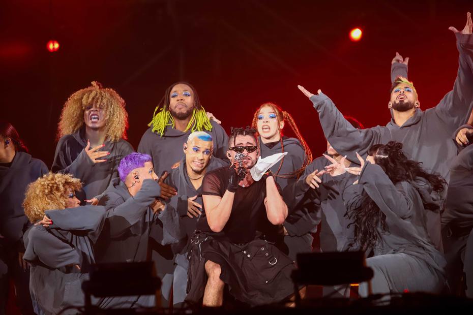 As in the function on Friday, Bad Bunny invited several artists to share the stage.