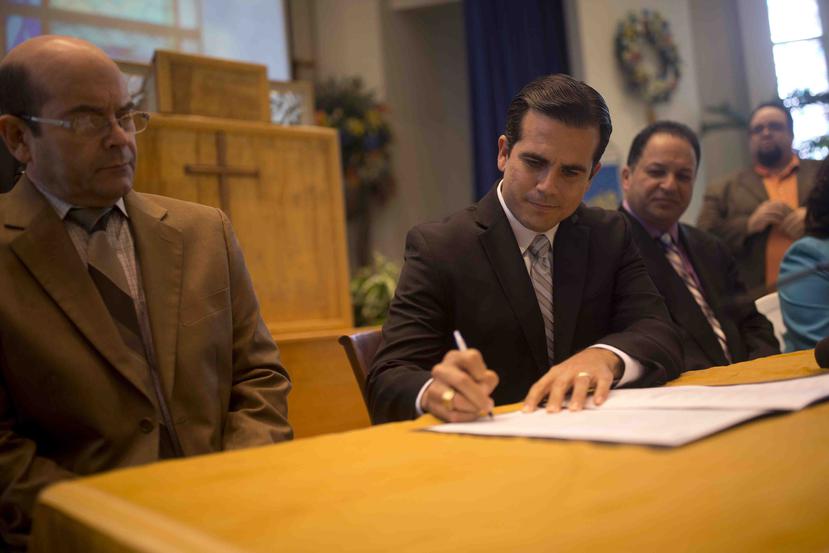 El precandidato a gobernador del PNP, Ricardo Rosselló, firma un acuerdo de entendimiento con organizaciones religiosas y de “base de fe”.