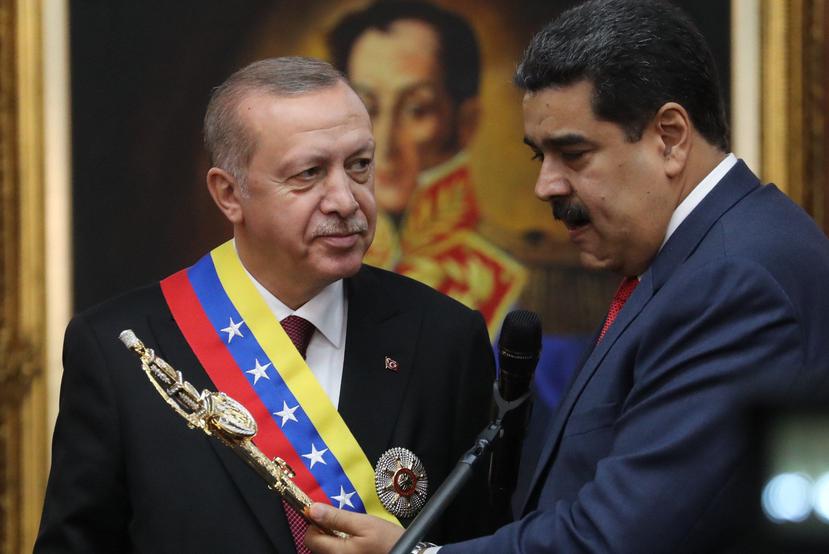 El presidente de Turquía, Recep Tayyip Erdogan (i), se refirió a Maduro (d) como "mi hermano". (EFE)