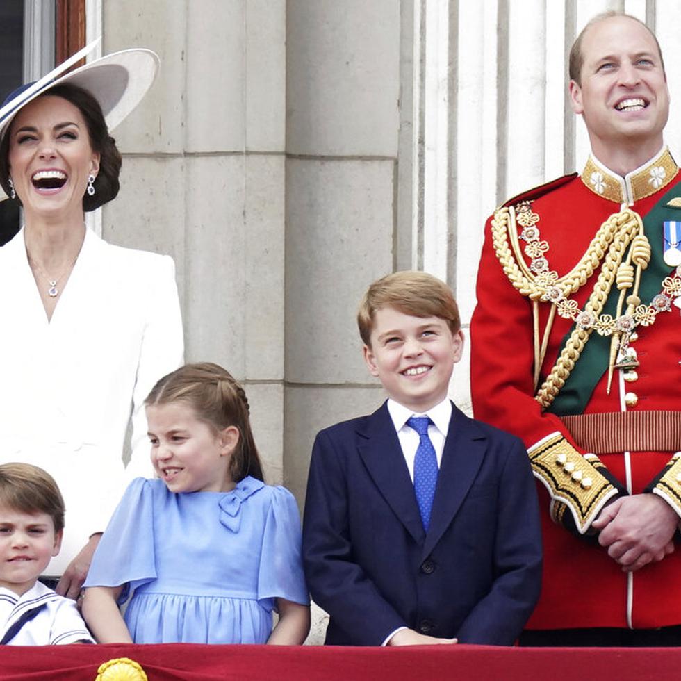Kate Middleton, la duquesa de Cambridge, el príncipe Louis, la princesa Charlotte, el príncipe George y el príncipe William miran desde el balcón del Palacio de Buckingham durante el desfile aéreo del año pasado.