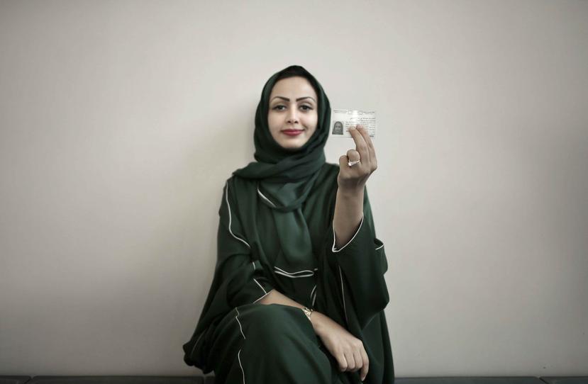 Asmaa al-Assdmi, una mujer saudí, muestra su licencia de conducir en Arabia Saudí, país que recientemente derogó la prohibición a que las mujeres manejen. (AP / Nariman El-Mofty)