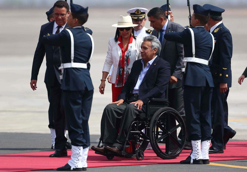 El presidente ecuatoriano Lenín Moreno es desplazado frente a una guardia de honor a su llegada a Lima para participar en la Cumbre de las Américas. (AP / Juan Pablo Azabache)