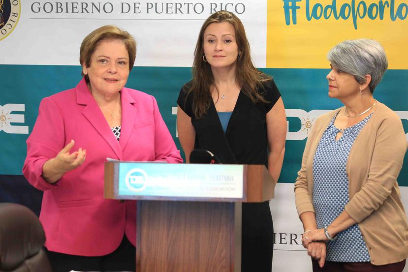 Desde la izquierda, Aida Díaz, presidenta de la Asociación de Maestros; la secretaria de Educación, Julia Keleher, y Gretchen Toledo, del sindicato de la Asociación de Maestros. (Alex Figueroa)