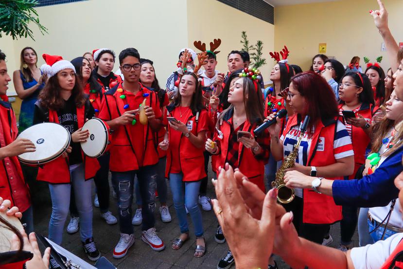 Estudiantes de cuatro escuelas y colegios de Humacao y de Caguas, que pertenecen a los Consejos Juveniles de la Cruz Roja Americana Capítulo de Puerto Rico, visitaron el Hospital de Veteranos, en Río Piedras. (Suministrada)