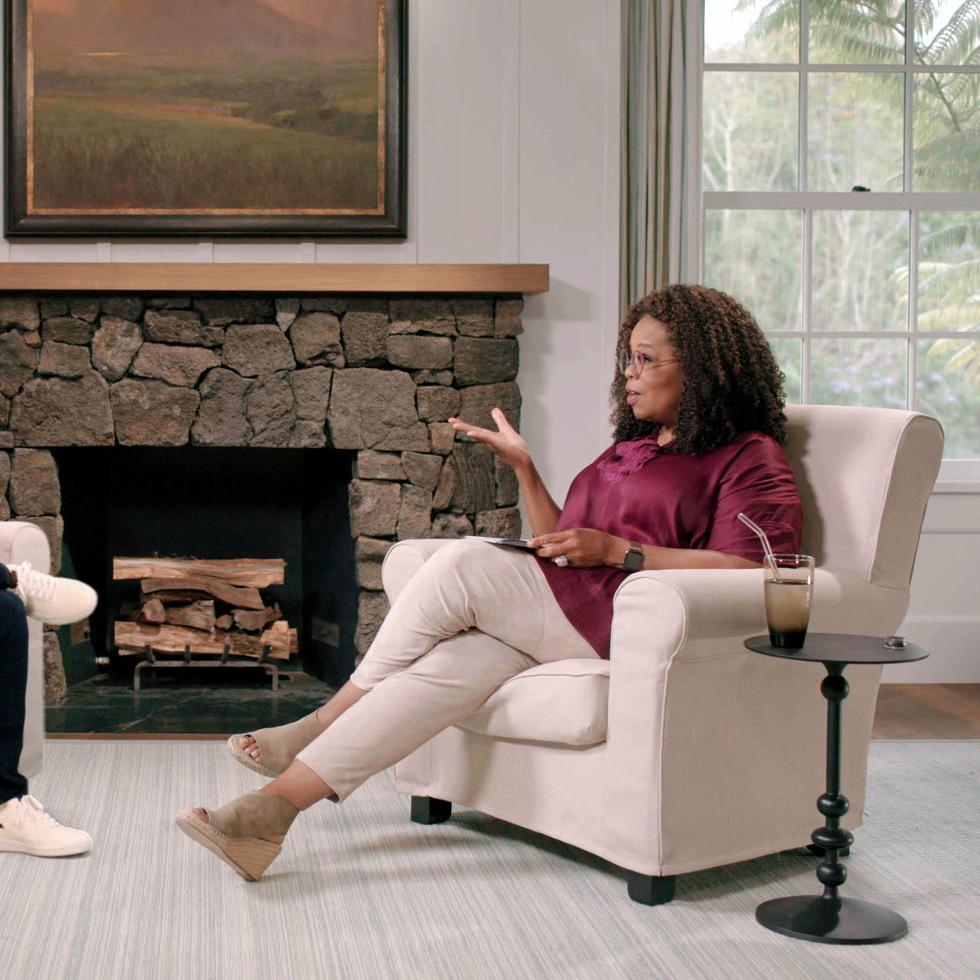 Elliot Page explicó, en su entrevista con Oprah Winfrey, que se siente feliz después de realizar su cirugía de afirmación de género. También enfatizó en que considera importante apoyar los derechos de salud para las personas trans. (Apple TV+ através de The Associated Press)
