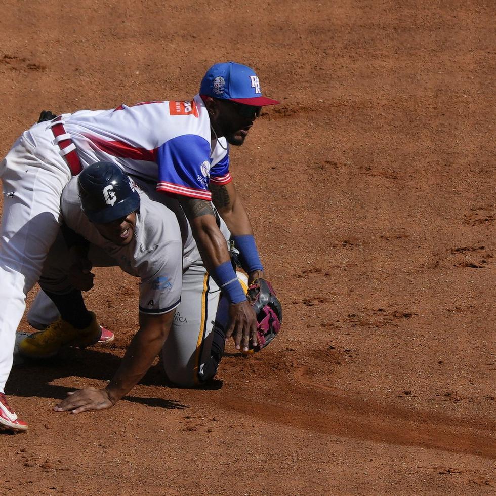 Edwin Díaz saca fuera a Dudley Leonora en la segunda base durante el partido de la Serie del Caribe entre Puerto Rico y Curazao.