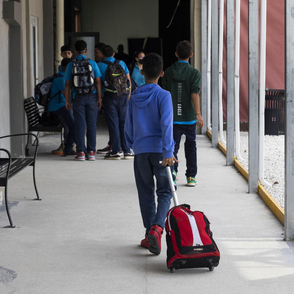  Estudiantes caminan a lo largo de un pasillo que lleva a los salones de la nueva escuela Elvira Vicente, que fue reubicada, este año escolar, a un edificio que albergó una mueblería.