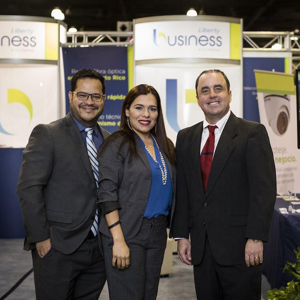 De izquierda a derecha: Ana Santini, B2B Brand Manager de Liberty Business, Rafael Reyes, director general de Alarm Depot
Juan Rosario, presidente de Alarm Depot.
