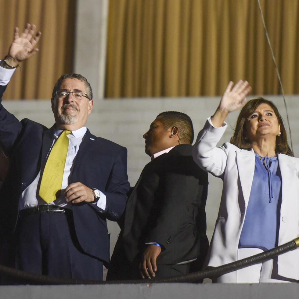 El presidente electo de Guatemala, Bernardo Arévalo, junto a la vicepresidenta Karin Herrera en Ciudad de Guatemala.