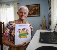 18 octubre 2022 Naranjito, PR.
Proyecto Somos.
Entrevista con Lilia M. Rivera Morales, educadora de 90 años de edad, quien todavía sigue activa en la enseñanza e hizo un libro para aprender a leer y escribir
Foto: Wanda Liz Vega