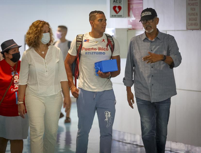 A su llegada al aeropuerto, Ayden Owens-Delerme fue escoltado por la presidenta del Copur, Sara Rosario, y por el presidente de la Federación de Atletismo de Puerto Rico, qiuen también hizo el viaje de regreso a la isla desde Oregón.