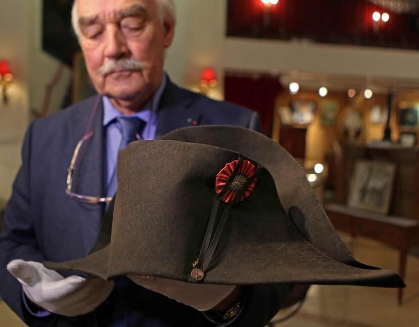 Solo sobrevivieron 19 de los 120 sombreros de Napoleón y solo dos de ellos están en manos privadas. (The Associated Press)