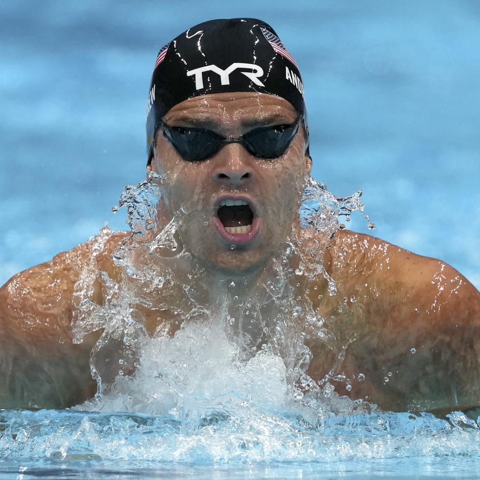Michael Andrew, de los Estados Unidos, nada los 200 metros combinados en Tokio.