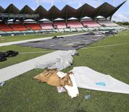 Hasta el jueves en la tarde, la basura y las lonas en el terreno del Estadio Hiram Bithorn no habían sido recogidas en su totalidad.