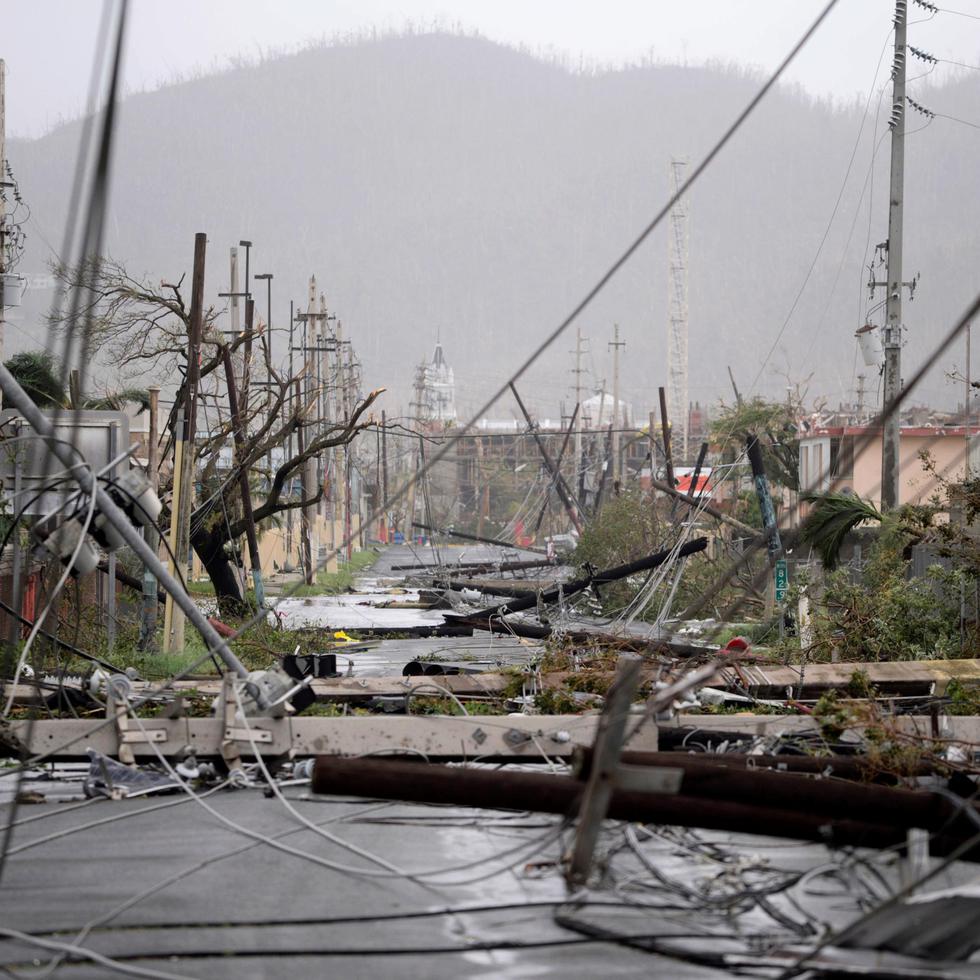 El  sistema eléctrico de Puerto Rico fue derrumbado por los vientos del huracán María.