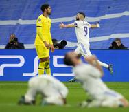Karim Benzema, a la derecha, celebra un gol durante el partido del club español Real Madrid ante Chelsea.