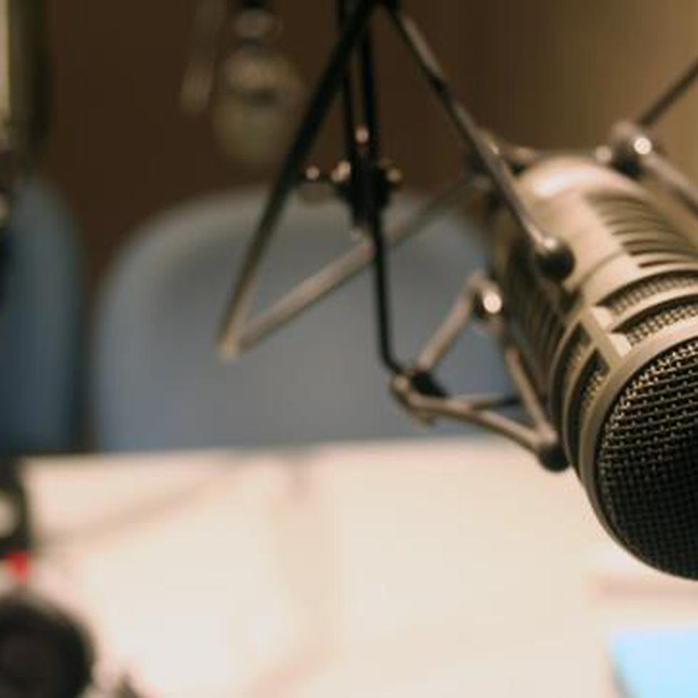 Radio Unviersidad de Puerto Rico se transmite en el 89.7 FM en San Juan.
