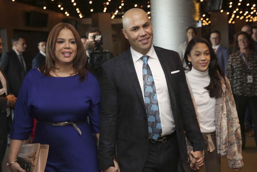 Carlos Beltrán llegó a la conferencia de prensa en la que fue presentado como el nuevo dirigente de los Mets de Nueva York junto con su esposa, Jessica, y su hija, Kiara. (AP / Seth Wenig)